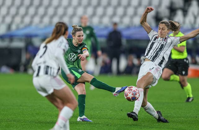ITA, Wolfsburg, Juventus Turin vs VfL Wolfsburg, Women s Champions League, Fussball, UEFA, Spielzeit 2025 2026, Allianz Stadium, Playoffs, Rückspiel im Bild v.l.: Svenja Huth (VfL Wolfsburg Frauen 10), Emma Stolen Godo (Juventus Turin Frauen 17), Torschuss DFB DFL REGULATIONS PROHIBIT ANY USE OF PHOTOGRAPHS AS IMAGE SEQUENCES AND OR QUASI-VIDEO, 19.02.2026 Copyright: HMBxMedia HendrikxHamelau