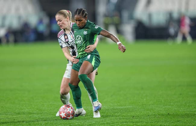 ITA, Wolfsburg, Juventus Turin vs VfL Wolfsburg, Women s Champions League, Fussball, UEFA, Spielzeit 2025 2026, Allianz Stadium, Playoffs, Rückspiel im Bild v.l.: Mathilde Harviken (Juventus Turin Frauen 5), Lineth Beerensteyn (VfL Wolfsburg Frauen 9) DFB DFL REGULATIONS PROHIBIT ANY USE OF PHOTOGRAPHS AS IMAGE SEQUENCES AND OR QUASI-VIDEO, 19.02.2026 Copyright: HMBxMedia HendrikxHamelau