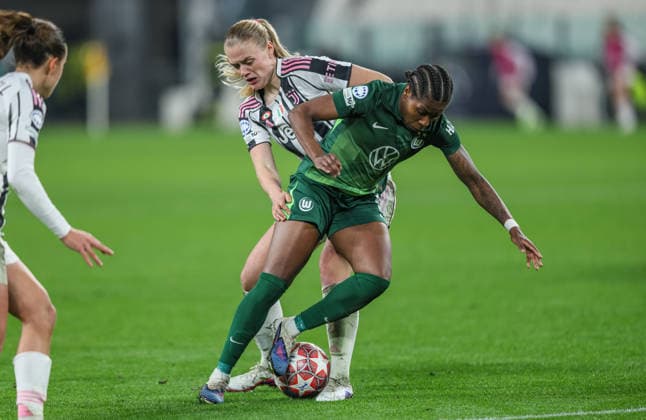 ITA, Wolfsburg, Juventus Turin vs VfL Wolfsburg, Women s Champions League, Fussball, UEFA, Spielzeit 2025 2026, Allianz Stadium, Playoffs, Rückspiel im Bild v.l.: Mathilde Harviken (Juventus Turin Frauen 5), Lineth Beerensteyn (VfL Wolfsburg Frauen 9) DFB DFL REGULATIONS PROHIBIT ANY USE OF PHOTOGRAPHS AS IMAGE SEQUENCES AND OR QUASI-VIDEO, 19.02.2026 Copyright: HMBxMedia HendrikxHamelau