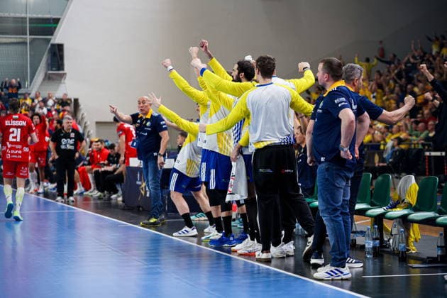 Kielce 19.02.2026. Pilka reczna EHF Liga Mistrzow sezon 2025 2026 kolejka 11 mecz: Industria Kielce - One Veszprem --- Handball EHF Champions League season 2025 2026 round 11 match between Industria Kielce and One Veszprem at Hala Legionow in Kielce, Poland industria players celebrating Fot. Igor Jakubowski Arena Akcji NEWSPIX.PL --- newspix.pl 