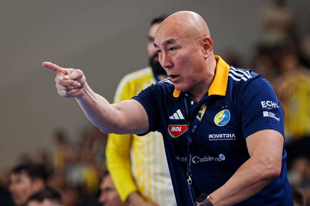 Kielce 19.02.2026. Pilka reczna EHF Liga Mistrzow sezon 2025 2026 kolejka 11 mecz: Industria Kielce - One Veszprem --- Handball EHF Champions League season 2025 2026 round 11 match between Industria Kielce and One Veszprem at Hala Legionow in Kielce, Poland Coach Talant Dujszebajew Dujshebaev Fot. Igor Jakubowski Arena Akcji NEWSPIX.PL --- newspix.pl 