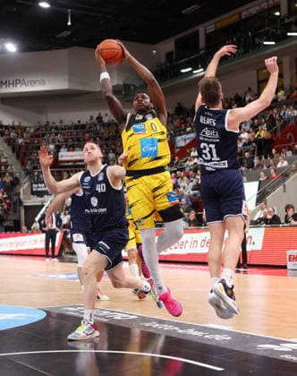 19.02.2026, Deutschland, Ludwigsbsburg Basketball MHP Riesen Ludwigsburg vs. SYNTAINICS MBC, v.l. Collin Welp (SYNTAINICS MBC), Babacar Sane (MHP RIESEN Ludwigsburg), Spencer Reaves (SYNTAINICS MBC)