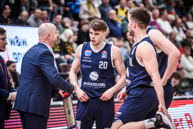 Milenko Bogicevic (Syntainics MBC, Head-Coach) mit Perttu Blomgren (Syntainics MBC, 20), Spencer Reaves (Syntainics MBC, 31), verdeckt: Collin Welp (Syntainics MBC, 40) - Auszeit, Ansprache an das Team GER, MHP Riesen Ludwigsburg vs. Syntainics MBC, Basketball Bundesliga, easycredit BBL, 21. Spieltag, Spielzeit 2025 2026, 19.02.2026 GER, MHP Riesen Ludwigsburg vs. Syntainics MBC, Basketball Bundesliga, easycredit BBL, 21. Spieltag, Spielzeit 2025 2026, 19.02.2026 Ludwigsburg Copyright: xSandyxDinkelackerx EP_SDR