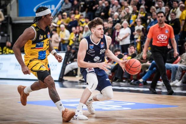 Perttu Blomgren (Syntainics MBC, 20) verfolgt von Stefan Smith (MHP RIESEN Ludwigsburg, 03) GER, MHP Riesen Ludwigsburg vs. Syntainics MBC, Basketball Bundesliga, easycredit BBL, 21. Spieltag, Spielzeit 2025 2026, 19.02.2026 GER, MHP Riesen Ludwigsburg vs. Syntainics MBC, Basketball Bundesliga, easycredit BBL, 21. Spieltag, Spielzeit 2025 2026, 19.02.2026 Ludwigsburg Copyright: xSandyxDinkelackerx EP_SDR