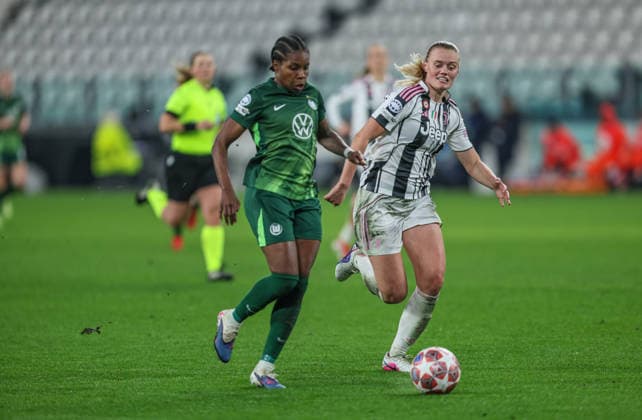 ITA, Wolfsburg, Juventus Turin vs VfL Wolfsburg, Women s Champions League, Fussball, UEFA, Spielzeit 2025 2026, Allianz Stadium, Playoffs, Rückspiel im Bild v.l.: Ella Peddemors (VfL Wolfsburg Frauen 5), Mathilde Harviken (Juventus Turin Frauen 5) DFB DFL REGULATIONS PROHIBIT ANY USE OF PHOTOGRAPHS AS IMAGE SEQUENCES AND OR QUASI-VIDEO, 19.02.2026 Copyright: HMBxMedia HendrikxHamelau