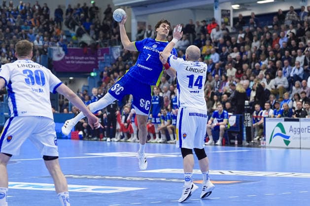 19.02.2026, xydrx, Handball, 1.HBL, VfL Gummersbach - ThSV Eisenach, Schwalbe-Arena: Julian Koester (VfL Gummersbach 7) im Zweikampf gegen Peter Walz (ThSV Eisenach 14) Photo: xYannisxDreimannxPressefotoKochx Nordrhein-Westfahlen Deutschland