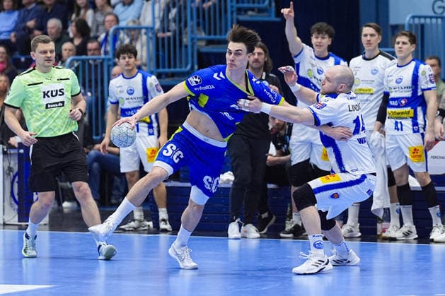 19.02.2026, xydrx, Handball, 1.HBL, VfL Gummersbach - ThSV Eisenach, Schwalbe-Arena: Miro Schluroff (VfL Gummersbach 15) im Zweikampf gegen Peter Walz (ThSV Eisenach 14) Photo: xYannisxDreimannxPressefotoKochx Nordrhein-Westfahlen Deutschland