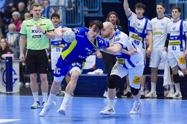 19.02.2026, xydrx, Handball, 1.HBL, VfL Gummersbach - ThSV Eisenach, Schwalbe-Arena: Miro Schluroff (VfL Gummersbach 15) im Zweikampf gegen Peter Walz (ThSV Eisenach 14) Photo: xYannisxDreimannxPressefotoKochx Nordrhein-Westfahlen Deutschland