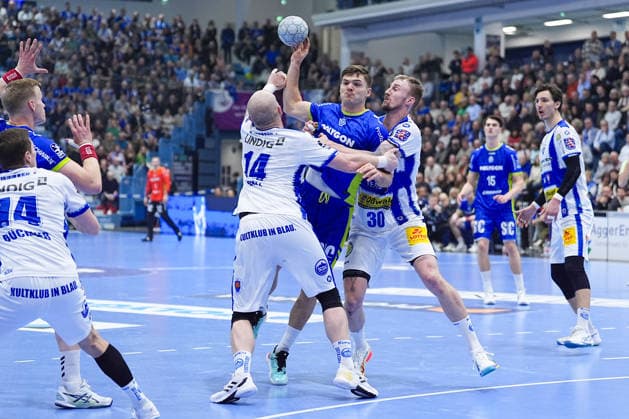 19.02.2026, xydrx, Handball, 1.HBL, VfL Gummersbach - ThSV Eisenach, Schwalbe-Arena: Kay Smits (VfL Gummersbach 31) im Zweikampf gegen Peter Walz (ThSV Eisenach 14) und Dominik Solak (ThSV Eisenach 30) Photo: xYannisxDreimannxPressefotoKochx Nordrhein-Westfahlen Deutschland