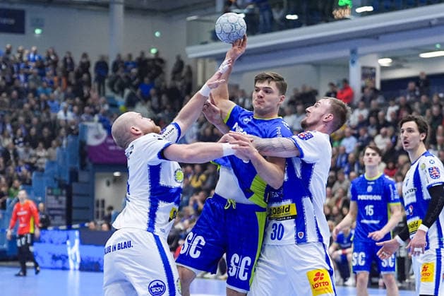 19.02.2026, xydrx, Handball, 1.HBL, VfL Gummersbach - ThSV Eisenach, Schwalbe-Arena: Kay Smits (VfL Gummersbach 31) im Zweikampf gegen Peter Walz (ThSV Eisenach 14) und Dominik Solak (ThSV Eisenach 30) Photo: xYannisxDreimannxPressefotoKochx Nordrhein-Westfahlen Deutschland