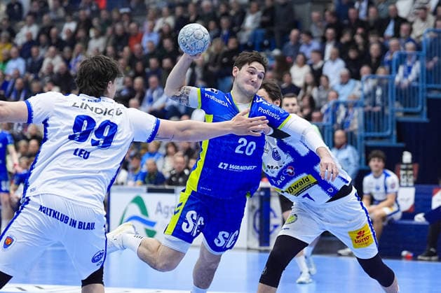 19.02.2026, xydrx, Handball, 1.HBL, VfL Gummersbach - ThSV Eisenach, Schwalbe-Arena: Ludvig Hallbaeck (VfL Gummersbach 20) im Zweikampf gegen Philipp Meyer (ThSV Eisenach 27) und Tillman Leu (ThSV Eisenach 99) Photo: xYannisxDreimannxPressefotoKochx Nordrhein-Westfahlen Deutschland
