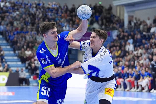 19.02.2026, xydrx, Handball, 1.HBL, VfL Gummersbach - ThSV Eisenach, Schwalbe-Arena: Kay Smits (VfL Gummersbach 31) im Zweikampf gegen Oskar Joelsson (ThSV Eisenach 3) Photo: xYannisxDreimannxPressefotoKochx Nordrhein-Westfahlen Deutschland