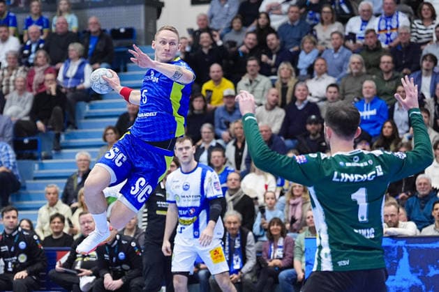 19.02.2026, xydrx, Handball, 1.HBL, VfL Gummersbach - ThSV Eisenach, Schwalbe-Arena: Tilen Kodrin (VfL Gummersbach 5) beim Wurf auf das Tor von Matija Spikic (ThSV Eisenach 1) Photo: xYannisxDreimannxPressefotoKochx Nordrhein-Westfahlen Deutschland