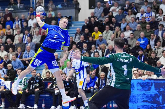 19.02.2026, xydrx, Handball, 1.HBL, VfL Gummersbach - ThSV Eisenach, Schwalbe-Arena: Tilen Kodrin (VfL Gummersbach 5) beim Wurf auf das Tor von Matija Spikic (ThSV Eisenach 1) Photo: xYannisxDreimannxPressefotoKochx Nordrhein-Westfahlen Deutschland