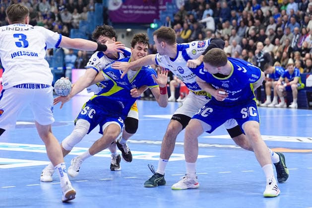 19.02.2026, xydrx, Handball, 1.HBL, VfL Gummersbach - ThSV Eisenach, Schwalbe-Arena: Julian Koester (VfL Gummersbach 7) und Kristjan Horzen (VfL Gummersbach 27) im Zweikampf gegen Tillman Leu (ThSV Eisenach 99) und Max Beneke (ThSV Eisenach 9) Photo: xYannisxDreimannxPressefotoKochx Nordrhein-Westfahlen Deutschland