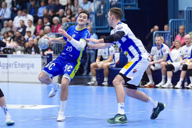 19.02.2026, xydrx, Handball, 1.HBL, VfL Gummersbach - ThSV Eisenach, Schwalbe-Arena: Ludvig Hallbaeck (VfL Gummersbach 20) im Zweikampf gegen Max Beneke (ThSV Eisenach 9) Photo: xYannisxDreimannxPressefotoKochx Nordrhein-Westfahlen Deutschland