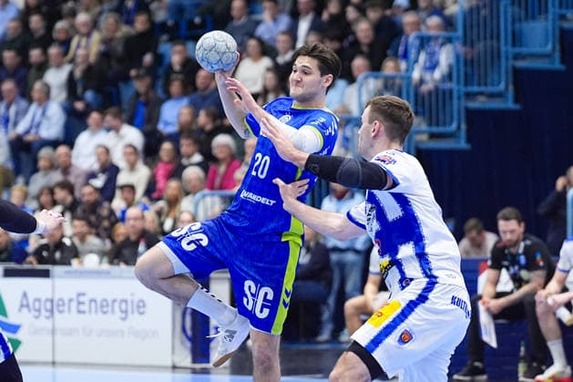19.02.2026, xydrx, Handball, 1.HBL, VfL Gummersbach - ThSV Eisenach, Schwalbe-Arena: Ludvig Hallbaeck (VfL Gummersbach 20) im Zweikampf gegen Max Beneke (ThSV Eisenach 9) Photo: xYannisxDreimannxPressefotoKochx Nordrhein-Westfahlen Deutschland