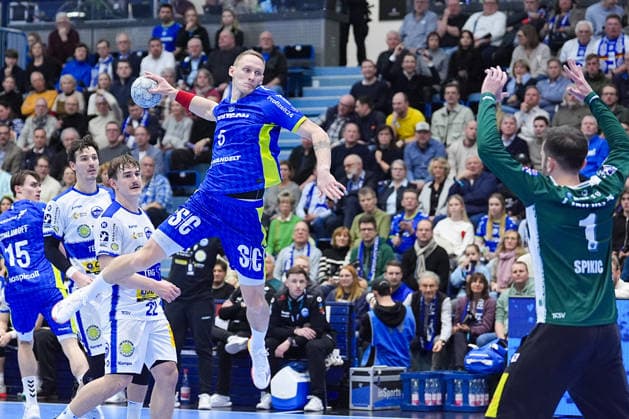 19.02.2026, xydrx, Handball, 1.HBL, VfL Gummersbach - ThSV Eisenach, Schwalbe-Arena: Tilen Kodrin (VfL Gummersbach 5) beim Wurf auf das Tor von Matija Spikic (ThSV Eisenach 1) Photo: xYannisxDreimannxPressefotoKochx Nordrhein-Westfahlen Deutschland