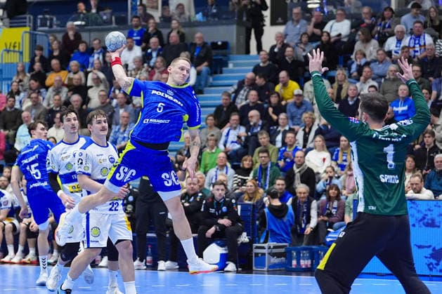 19.02.2026, xydrx, Handball, 1.HBL, VfL Gummersbach - ThSV Eisenach, Schwalbe-Arena: Tilen Kodrin (VfL Gummersbach 5) beim Wurf auf das Tor von Matija Spikic (ThSV Eisenach 1) Photo: xYannisxDreimannxPressefotoKochx Nordrhein-Westfahlen Deutschland