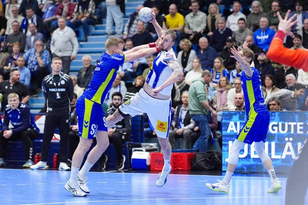 19.02.2026, xydrx, Handball, 1.HBL, VfL Gummersbach - ThSV Eisenach, Schwalbe-Arena: Ellidi Vidarsson (VfL Gummersbach 4) 7z Dominik Solak (ThSV Eisenach 30) Photo: xYannisxDreimannxPressefotoKochx Nordrhein-Westfahlen Deutschland