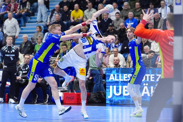 19.02.2026, xydrx, Handball, 1.HBL, VfL Gummersbach - ThSV Eisenach, Schwalbe-Arena: Ellidi Vidarsson (VfL Gummersbach 4) 7z Dominik Solak (ThSV Eisenach 30) Photo: xYannisxDreimannxPressefotoKochx Nordrhein-Westfahlen Deutschland