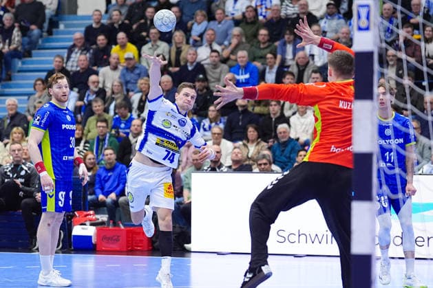19.02.2026, xydrx, Handball, 1.HBL, VfL Gummersbach - ThSV Eisenach, Schwalbe-Arena:Vincent Buechner (ThSV Eisenach 74) beim Wurf auf das Tor von Dominik Kuzmanovic (VfL Gummersbach 1) Photo: xYannisxDreimannxPressefotoKochx Nordrhein-Westfahlen Deutschland