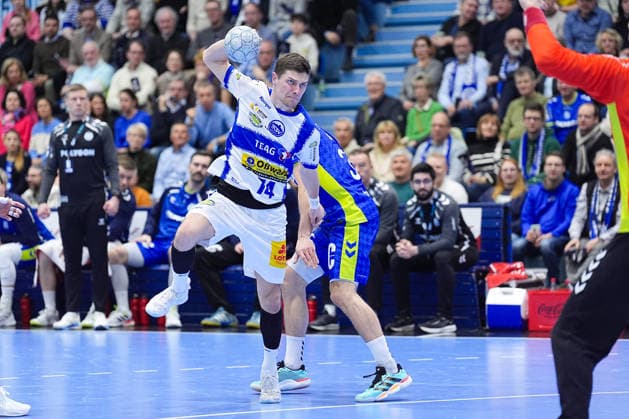 19.02.2026, xydrx, Handball, 1.HBL, VfL Gummersbach - ThSV Eisenach, Schwalbe-Arena: Vincent Buechner (ThSV Eisenach 74) im Zweikampf gegen Tom Kiesler (VfL Gummersbach 30) Photo: xYannisxDreimannxPressefotoKochx Nordrhein-Westfahlen Deutschland