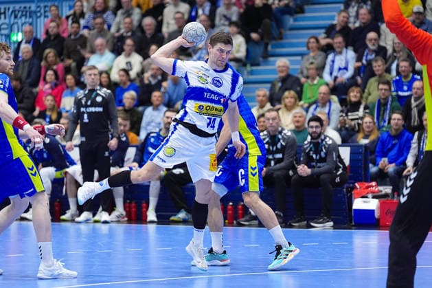 19.02.2026, xydrx, Handball, 1.HBL, VfL Gummersbach - ThSV Eisenach, Schwalbe-Arena: Vincent Buechner (ThSV Eisenach 74) im Zweikampf gegen Tom Kiesler (VfL Gummersbach 30) Photo: xYannisxDreimannxPressefotoKochx Nordrhein-Westfahlen Deutschland