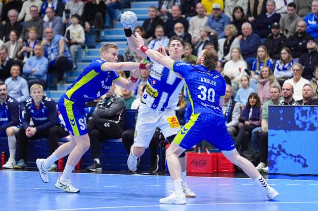 19.02.2026, xydrx, Handball, 1.HBL, VfL Gummersbach - ThSV Eisenach, Schwalbe-Arena: Ellidi Vidarsson (VfL Gummersbach 4) und Tom Kiesler (VfL Gummersbach 30) im Zweikampf gegen Oskar Joelsson (ThSV Eisenach 3) Photo: xYannisxDreimannxPressefotoKochx Nordrhein-Westfahlen Deutschland