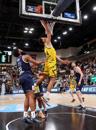 19.02.2026, Deutschland, Ludwigsbsburg Basketball MHP Riesen Ludwigsburg vs. SYNTAINICS MBC, v.l. RJ Gunn (SYNTAINICS MBC), Brandon Tischler (MHP RIESEN Ludwigsburg)