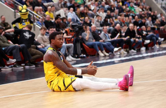 19.02.2026, Deutschland, Ludwigsbsburg Basketball MHP Riesen Ludwigsburg vs. SYNTAINICS MBC, Babacar Sane (MHP RIESEN Ludwigsburg) am Boden
