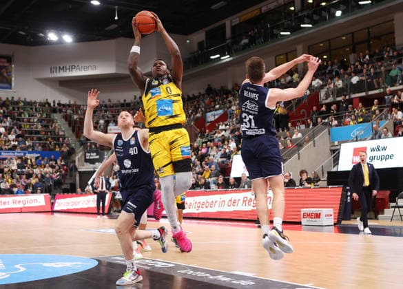 19.02.2026, Deutschland, Ludwigsbsburg Basketball MHP Riesen Ludwigsburg vs. SYNTAINICS MBC, v.l. Collin Welp (SYNTAINICS MBC), Babacar Sane (MHP RIESEN Ludwigsburg), Spencer Reaves (SYNTAINICS MBC)
