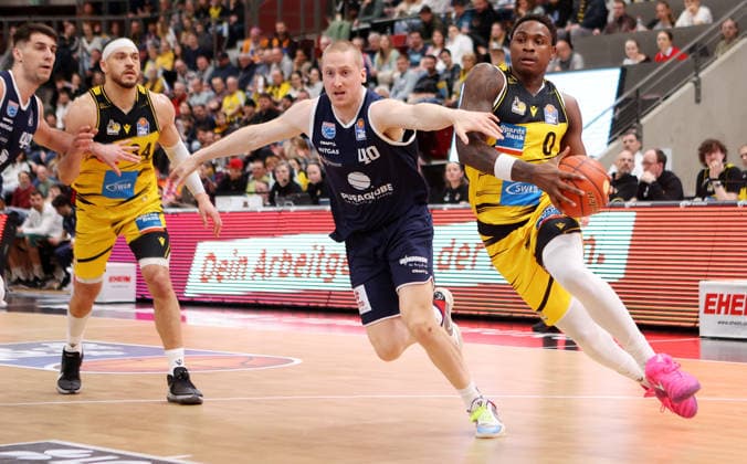 19.02.2026, Deutschland, Ludwigsbsburg Basketball MHP Riesen Ludwigsburg vs. SYNTAINICS MBC, vorne v.l. Collin Welp (Syntainics MBC), Babacar Sane (MHP RIESEN Ludwigsburg)