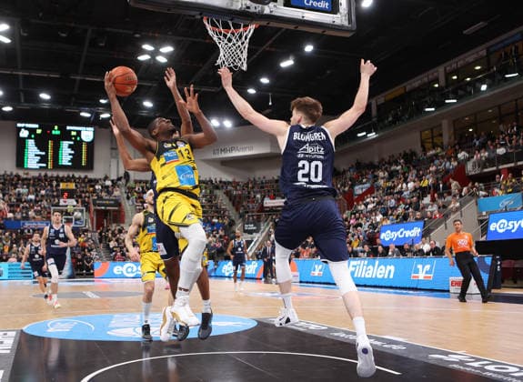 19.02.2026, Deutschland, Ludwigsbsburg Basketball MHP Riesen Ludwigsburg vs. SYNTAINICS MBC, v.l. Yorman Polas Bartolo (MHP RIESEN Ludwigsburg), Perttu Blomgren (SYNTAINICS MBC)