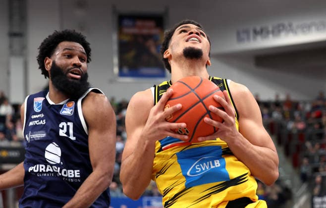 19.02.2026, Deutschland, Ludwigsbsburg Basketball MHP Riesen Ludwigsburg vs. SYNTAINICS MBC, v.l. RJ Gunn (SYNTAINICS MBC), Brandon Tischler (MHP RIESEN Ludwigsburg)