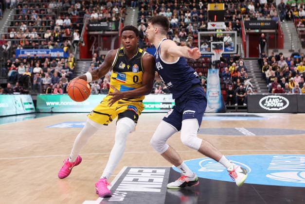 19.02.2026, Deutschland, Ludwigsbsburg Basketball MHP Riesen Ludwigsburg vs. SYNTAINICS MBC, v.l. Babacar Sane (MHP RIESEN Ludwigsburg), Jure Planinic (SYNTAINICS MBC)