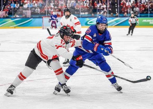 United States Tessa Janecke (22) and Canada s Ella Shelton (17) go for the puck in the second period of the Women s Hockey Gold Medal Game between Canada and the USA at the Milano Santagiulia Ice hockey, Eishockey Arena in Milan, Italy, on Thursday, February 19, 2026.  OLY20260219319 AARONxJOSEFCZYK