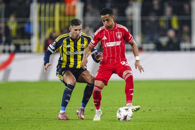Fenerbahce v Nottingham Forest - UEFA Europa League ISTANBUL, TURKIYE - FEBRUARY 19: Mert Muldur (L) of Fenerbahce in action against Omari Hutchinson (R) of Nottingham Forest during first leg of the UEFA Europa League round of 16 play-off between Fenerbahce and Nottingham Forest at Chobani Stadium on February 19, 2026, in Istanbul, Turkiye. Agit Erdi Ulukaya Anadolu Istanbul Turkey. Editorial use only. Please get in touch for any other usage.  Copyright: x2026xAnadoluxAgitxErdixUlukayax