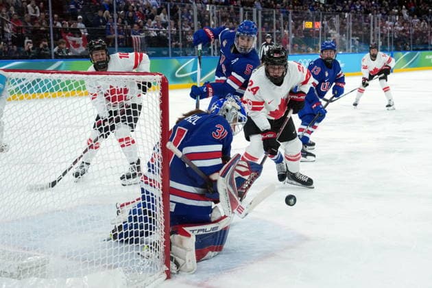 February 19, 2026, Milan, Italy: Goaltender AERIN FRANKEL (USA) makes a save against Canada during the first period of the women s gold medal hockey game at the 2026 Milano Cortina Winter Olympics. Olympics 2026: Milano Cortina: Ice hockey, Eishockey Women s Gold Medal Game USA:CAN  - ZUMAc35_ 20260219_zaf_c35_026 Copyright: xDarrylxDyckx