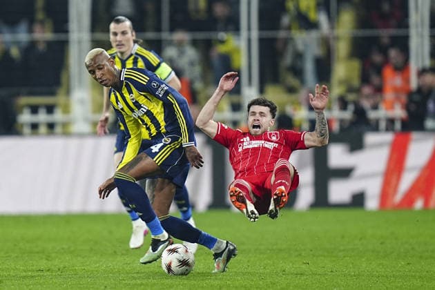 Fenerbahce v Nottingham Forest - UEFA Europa League ISTANBUL, TURKIYE - FEBRUARY 19: Neco Williams of Nottingham Forest in action against Anderson Talisca of Fenerbahce during first leg of the UEFA Europa League round of 16 play-off football match between Fenerbahce and Nottingham Forest at Chobani Stadium in Istanbul, Turkiye on February 19, 2026. Agit Erdi Ulukaya Anadolu Istanbul Turkey. Editorial use only. Please get in touch for any other usage.  Copyright: x2026xAnadoluxAgitxErdixUlukayax