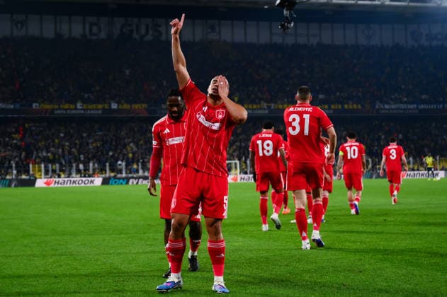 Fenerbahce v Nottingham Forest - UEFA Europa League ISTANBUL, TURKIYE - FEBRUARY 19: Murillo (5) of Nottingham Forest celebrates with his teammates after scoring a goal during first leg of the UEFA Europa League round of 16 play-off football match between Fenerbahce and Nottingham Forest at Chobani Stadium in Istanbul, Turkiye on February 19, 2026. Arif Hudaverdi Yaman Anadolu Istanbul Turkey. Editorial use only. Please get in touch for any other usage.  Copyright: x2026xAnadoluxArifxHudaverdixYamanx