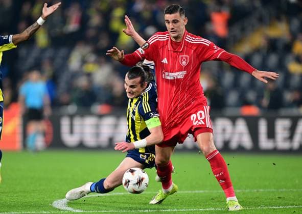 Fenerbahce v Nottingham Forest - UEFA Europa League ISTANBUL, TURKIYE - FEBRUARY 19: Lorenzo Lucca (20) of Nottingham Forest in action against Caglar Soyuncu of Fenerbahce during first leg of the UEFA Europa League round of 16 play-off football match between Fenerbahce and Nottingham Forest at Chobani Stadium in Istanbul, Turkiye on February 19, 2026. Oguz Yeter Anadolu Istanbul Turkey. Editorial use only. Please get in touch for any other usage.  Copyright: x2026xAnadoluxOguzxYeterx
