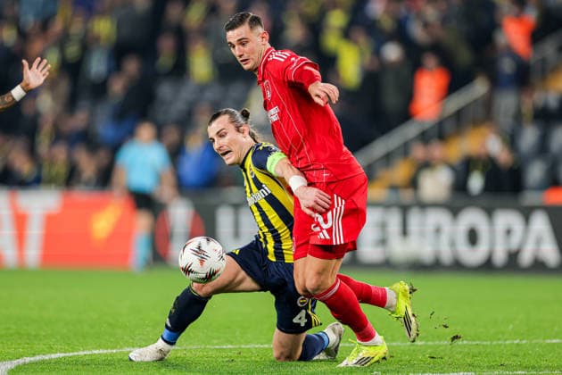 2026-02-19 Fenerbahce SK v Nottingham Forest FC - UEFA Europa League 2025 26 Knockout Play-off First Leg ISTANBUL, TURKEY - FEBRUARY 19: Caglar Soyuncu of Fenerbahce SK, Lorenzo Lucca of Nottingham Forest FC battle for the ball during the UEFA Europa League 2025 26 Knockout Play-off First Leg match between Fenerbahce SK and Nottingham Forest FC at Ulker Sukru Saracoglu Stadium on February 19, 2026 in Istanbul, Turkey. (Photo by BSR Agency) Istanbul Turkey Content not available for redistribution in The Netherlands directly or indirectly through any third parties. Copyright: xBSRxAgencyx
