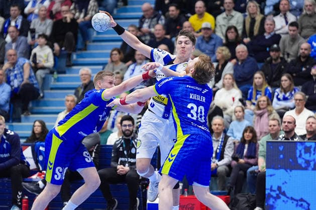 19.02.2026, xydrx, Handball, 1.HBL, VfL Gummersbach - ThSV Eisenach, Schwalbe-Arena: Ellidi Vidarsson (VfL Gummersbach 4) und Tom Kiesler (VfL Gummersbach 30) im Zweikampf gegen Oskar Joelsson (ThSV Eisenach 3) Photo: xYannisxDreimannxPressefotoKochx Nordrhein-Westfahlen Deutschland