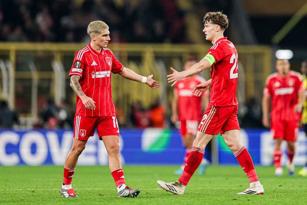 2026-02-19 Fenerbahce SK v Nottingham Forest FC - UEFA Europa League 2025 26 Knockout Play-off First Leg ISTANBUL, TURKEY - FEBRUARY 19: Nicolas Dominguez of Nottingham Forest FC, Ryan Yates of Nottingham Forest FC shake hands during the UEFA Europa League 2025 26 Knockout Play-off First Leg match between Fenerbahce SK and Nottingham Forest FC at Ulker Sukru Saracoglu Stadium on February 19, 2026 in Istanbul, Turkey. (Photo by BSR Agency) Istanbul Turkey Content not available for redistribution in The Netherlands directly or indirectly through any third parties. Copyright: xBSRxAgencyx