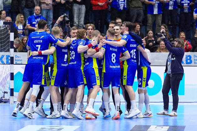 19.02.2026, xydrx, Handball, 1.HBL, VfL Gummersbach - ThSV Eisenach, Schwalbe-Arena: Julian Koester (VfL Gummersbach 7) Ellidi Vidarsson (VfL Gummersbach 4) Tom Kiesler (VfL Gummersbach 30) Lukas Blohme (VfL Gummersbach 8) Miro Schluroff (VfL Gummersbach 15) bejubeln den Sieg Photo: xYannisxDreimannxPressefotoKochx Nordrhein-Westfahlen Deutschland