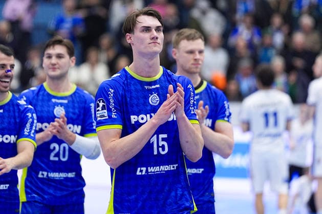 19.02.2026, xydrx, Handball, 1.HBL, VfL Gummersbach - ThSV Eisenach, Schwalbe-Arena: Miro Schluroff (VfL Gummersbach 15) bejubelt den Sieg Photo: xYannisxDreimannxPressefotoKochx Nordrhein-Westfahlen Deutschland