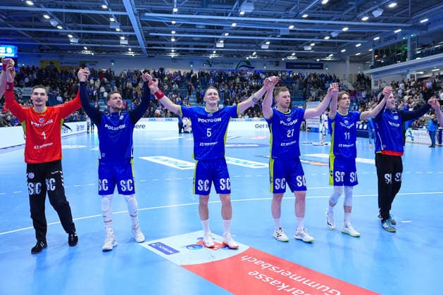 19.02.2026, xydrx, Handball, 1.HBL, VfL Gummersbach - ThSV Eisenach, Schwalbe-Arena: Dominik Kuzmanovic (VfL Gummersbach 1) Kentin Mahe (VfL Gummersbach 22) Tilen Kodrin (VfL Gummersbach 5) Kristjan Horzen (VfL Gummersbach 27) Mathis Haeseler (VfL Gummersbach 11) Bertram Obling (VfL Gummersbach 16) bejubeln den Sieg Photo: xYannisxDreimannxPressefotoKochx Nordrhein-Westfahlen Deutschland