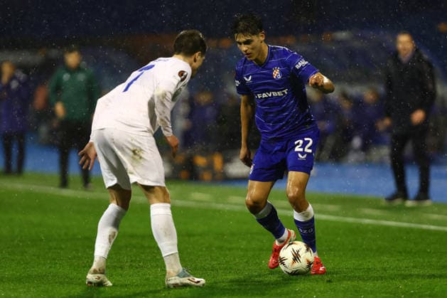 Zagreb, Croatia, 19.2.2026. UEFA Europa League - KO play-oï¬Äs 1st leg - Dinamo VS Genk at Maksimir Stadium, Zagreb. Matteo Perez VINLOF (22) vs Jarne STEUCKERS (7) 