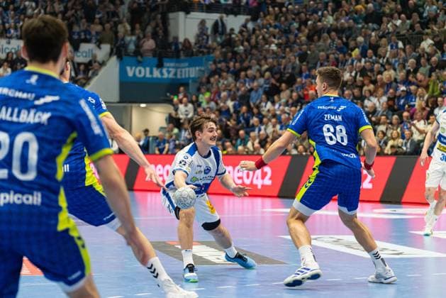Szene mit Felix Aellen (22; ThSV Eisenach), Ludvig Hallbäck (20; VfL Gummersbach) und ät?pán Zeman (66; VfL Gummersbach) in der Partie zwischen VfL Gummersbach und ThSV Eisenach am 22. Spieltag in der DAIKIN HBL. Szene mit Felix Aellen (22; ThSV Eisenach) und Gegnern